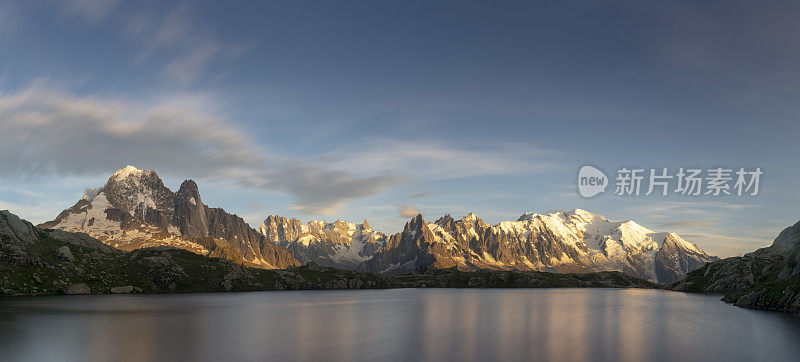 在勃朗峰的日落景观Chésery Lac de Chésery。